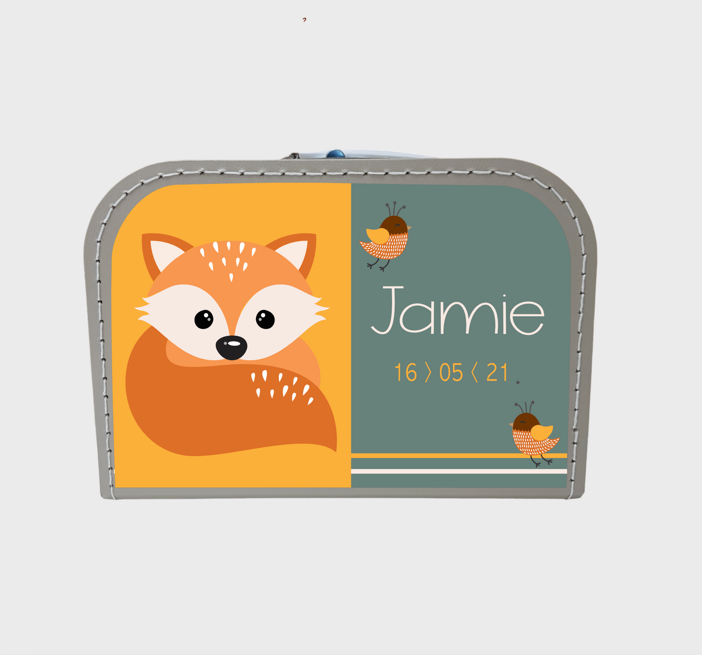 Geboortekoffertje met naam en de afbeelding van een vosje vol met dieren. Het koffertje is in de kleur beige.
