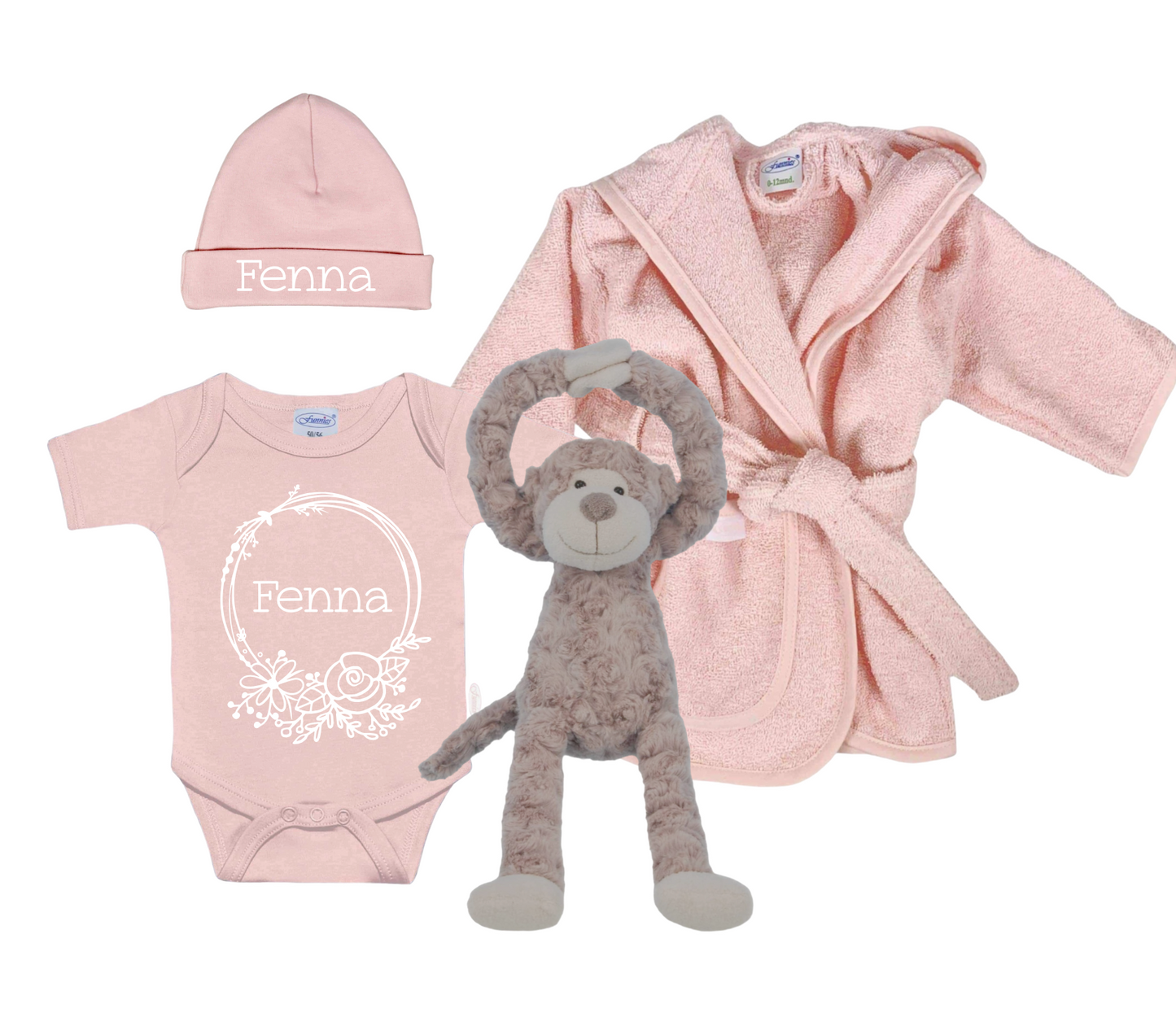 Cadeau pakket voor de geboorte van een meisje, in het pakket zit een romper en mutsje met naam, badjas, knuffel en rammelaar.