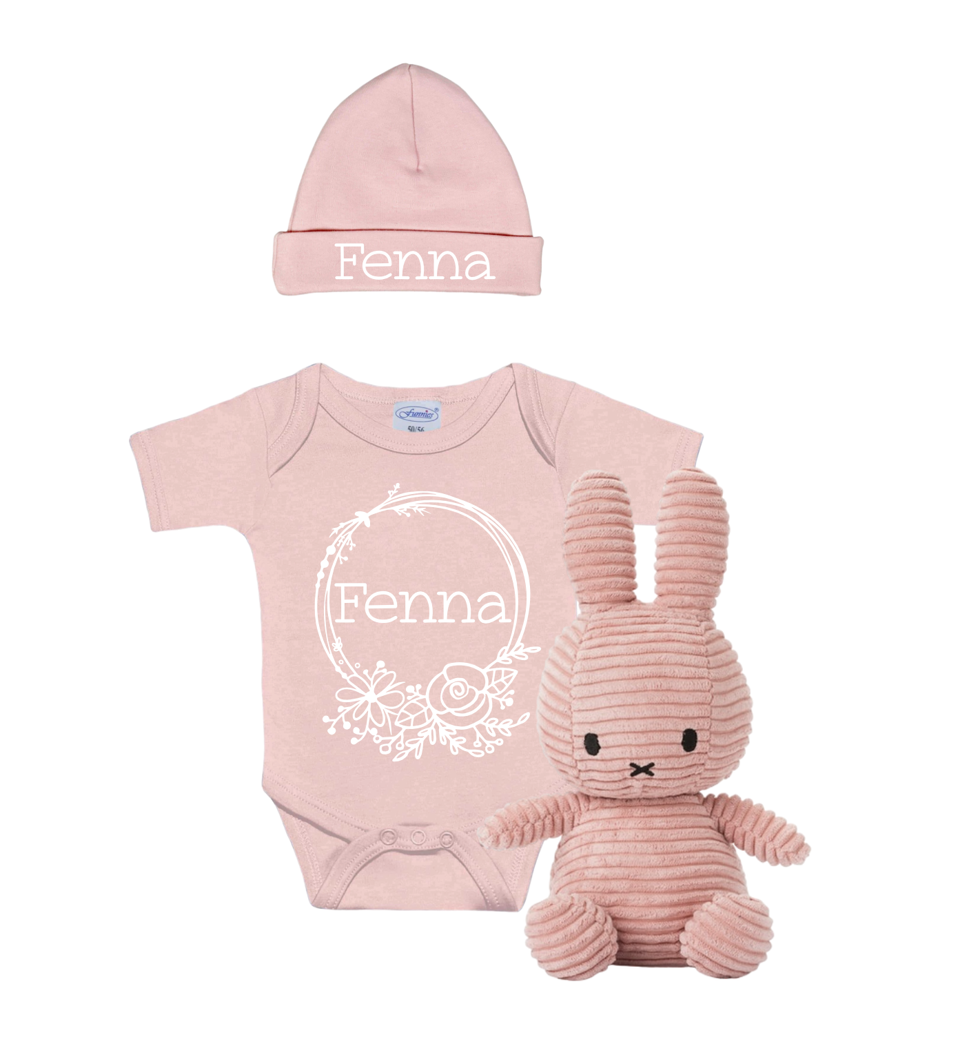 Cadeau pakket voor de geboorte van een meisje, in het pakket zit een romper en mutsje met naam, badjas, knuffel en rammelaar.
