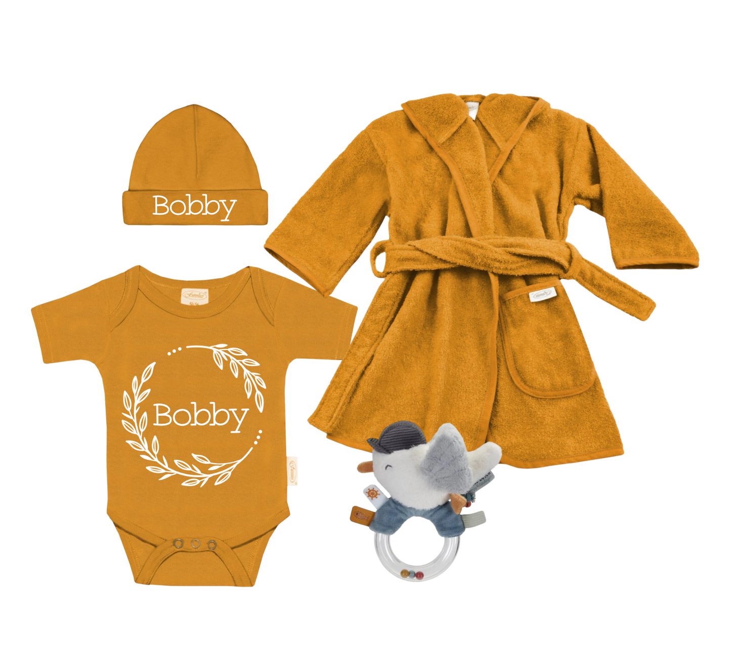 Cadeau pakket voor de geboorte van een baby gevuld met een romper en babymutsje met naam, badjes rammelaar van Little Dutch.