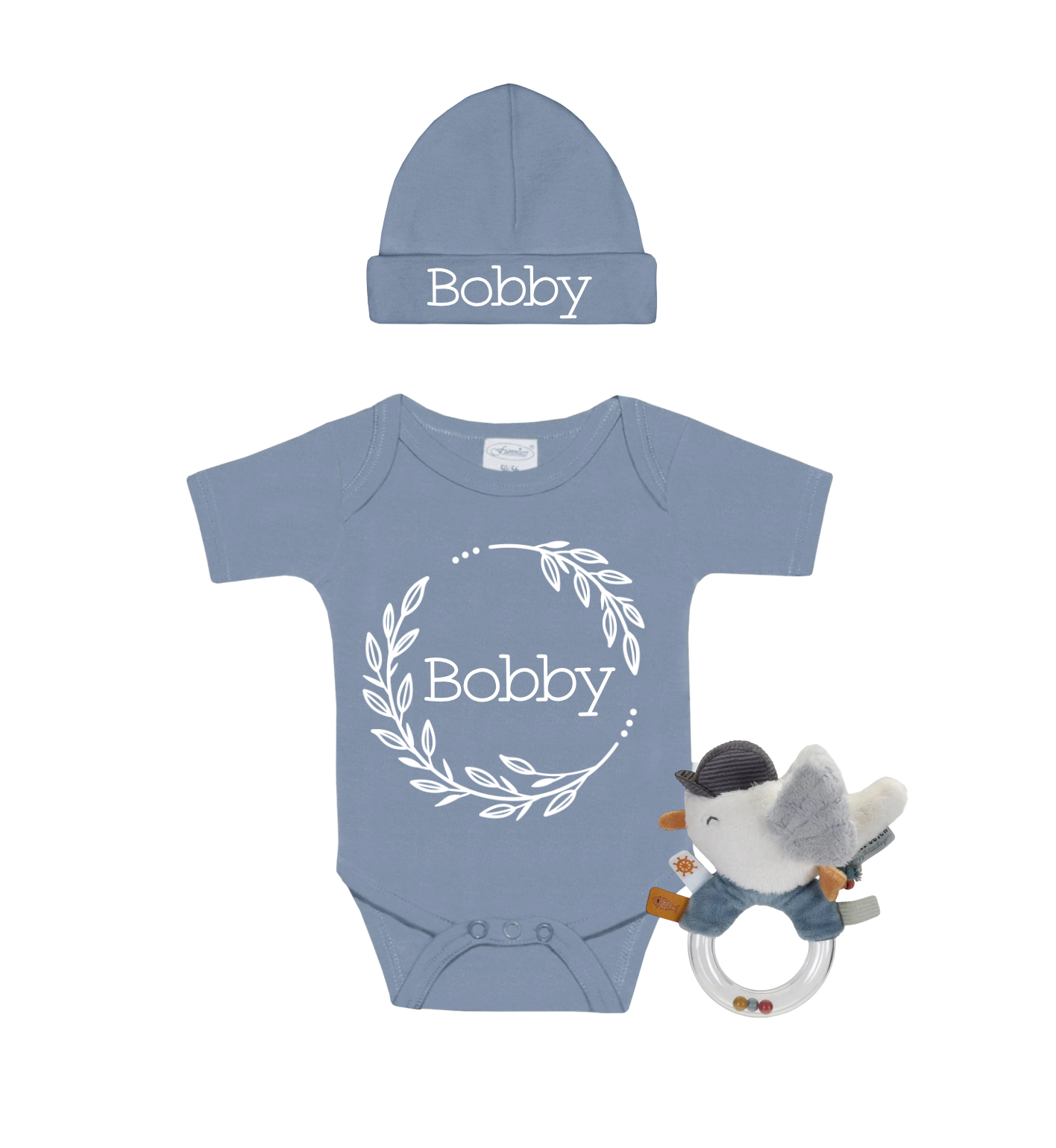 Cadeau pakket voor de geboorte van een baby gevuld met een romper en babymutsje met naam, badjes, rammelaar van Little Dutch knuffeldoekje van Little Dutch.