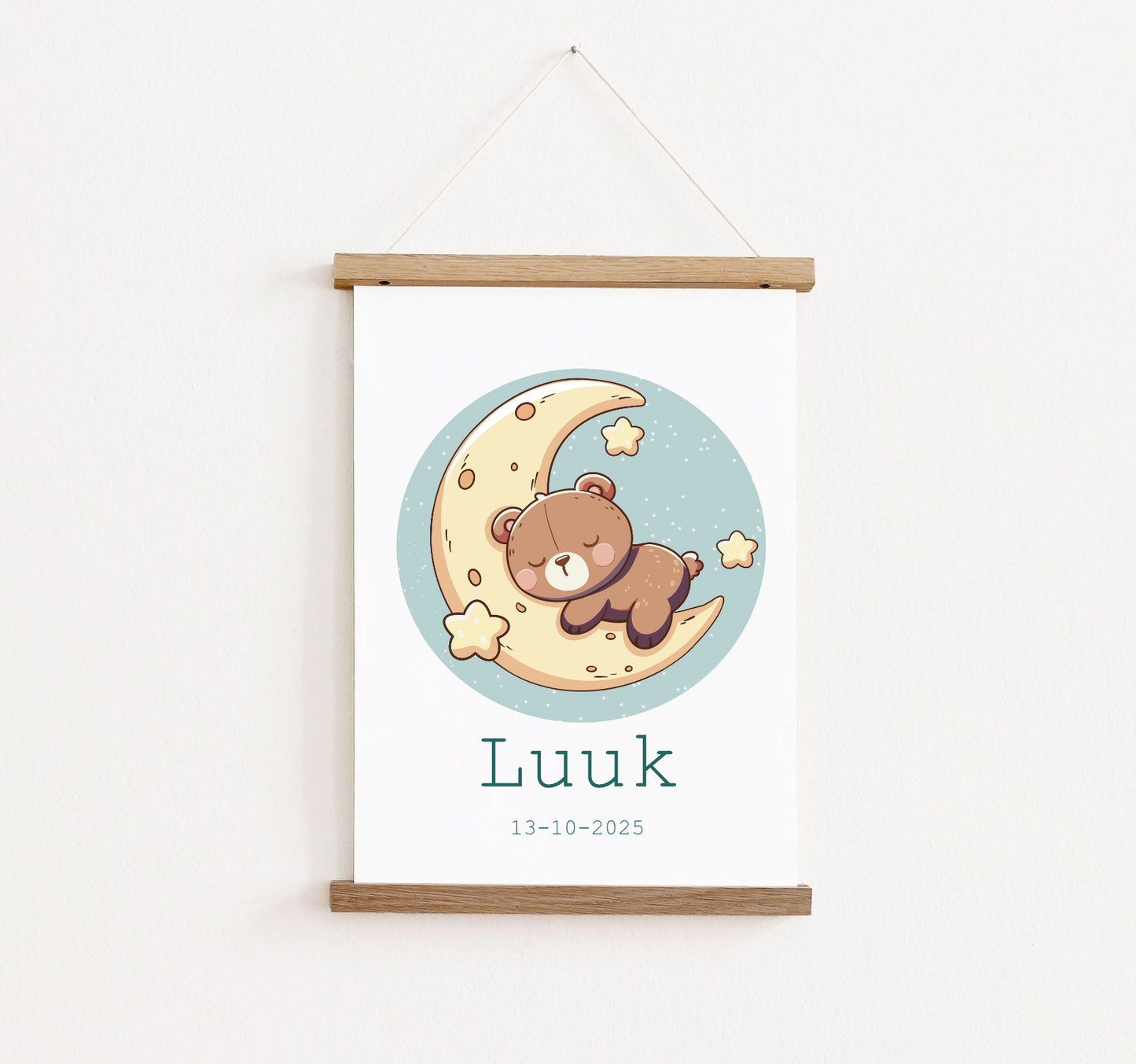 Poster met posterhangers, gepersonaliseerd met naam. Op de poster staat een beertje slapend op de maan.