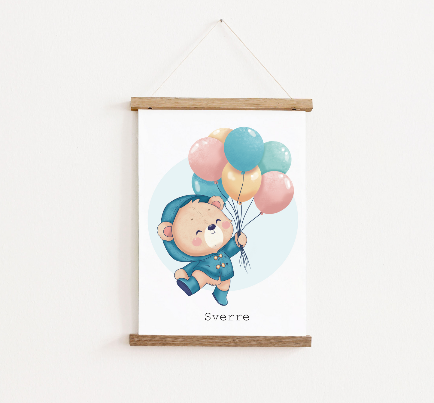 Poster met posterhangers, gepersonaliseerd met naam. Op de poster staat een beertje met ballonnen.