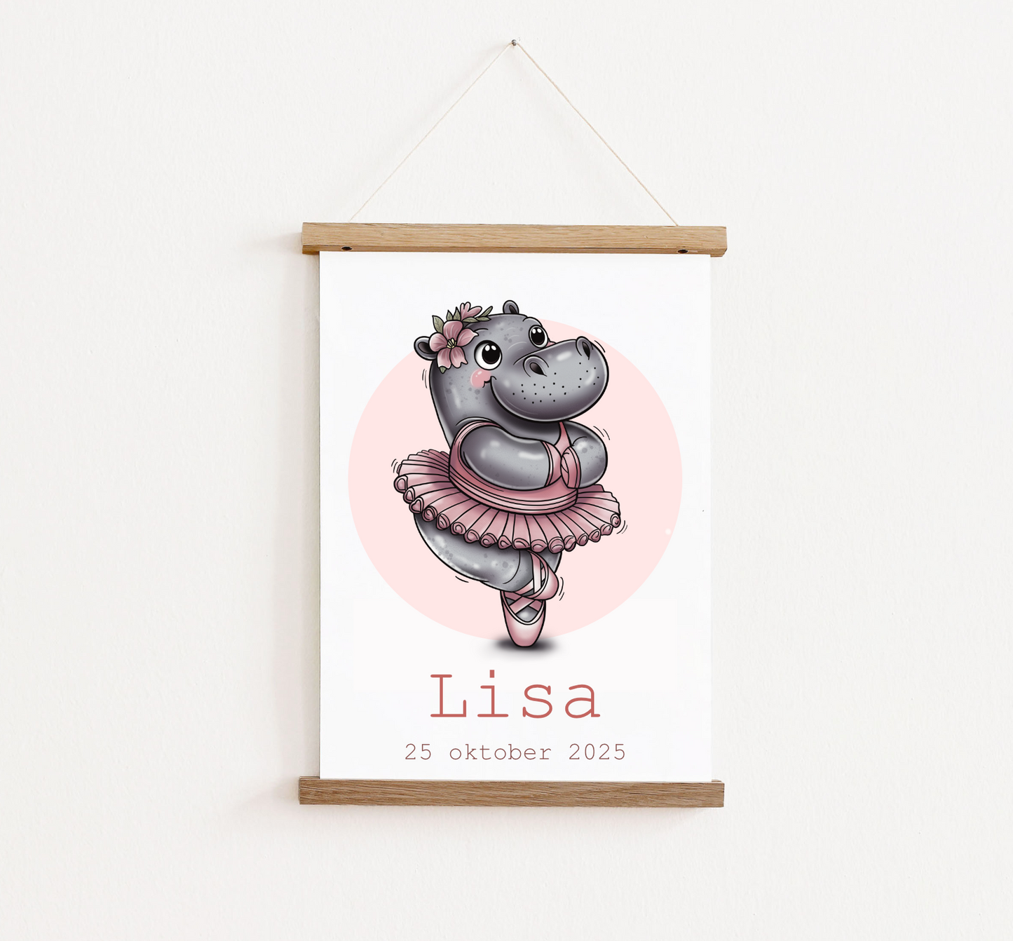Poster met posterhangers, gepersonaliseerd met naam. Op de poster staat een nijlpaard ballerina