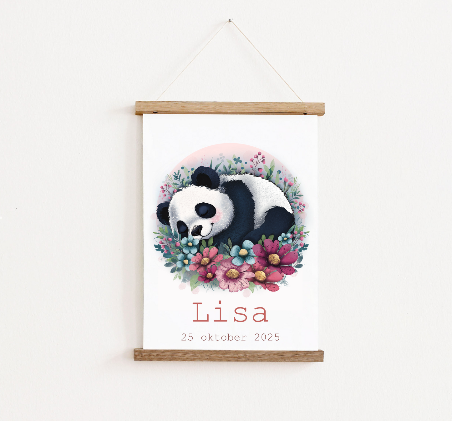 Poster met posterhangers, gepersonaliseerd met naam. Op de poster staat een pandabeer