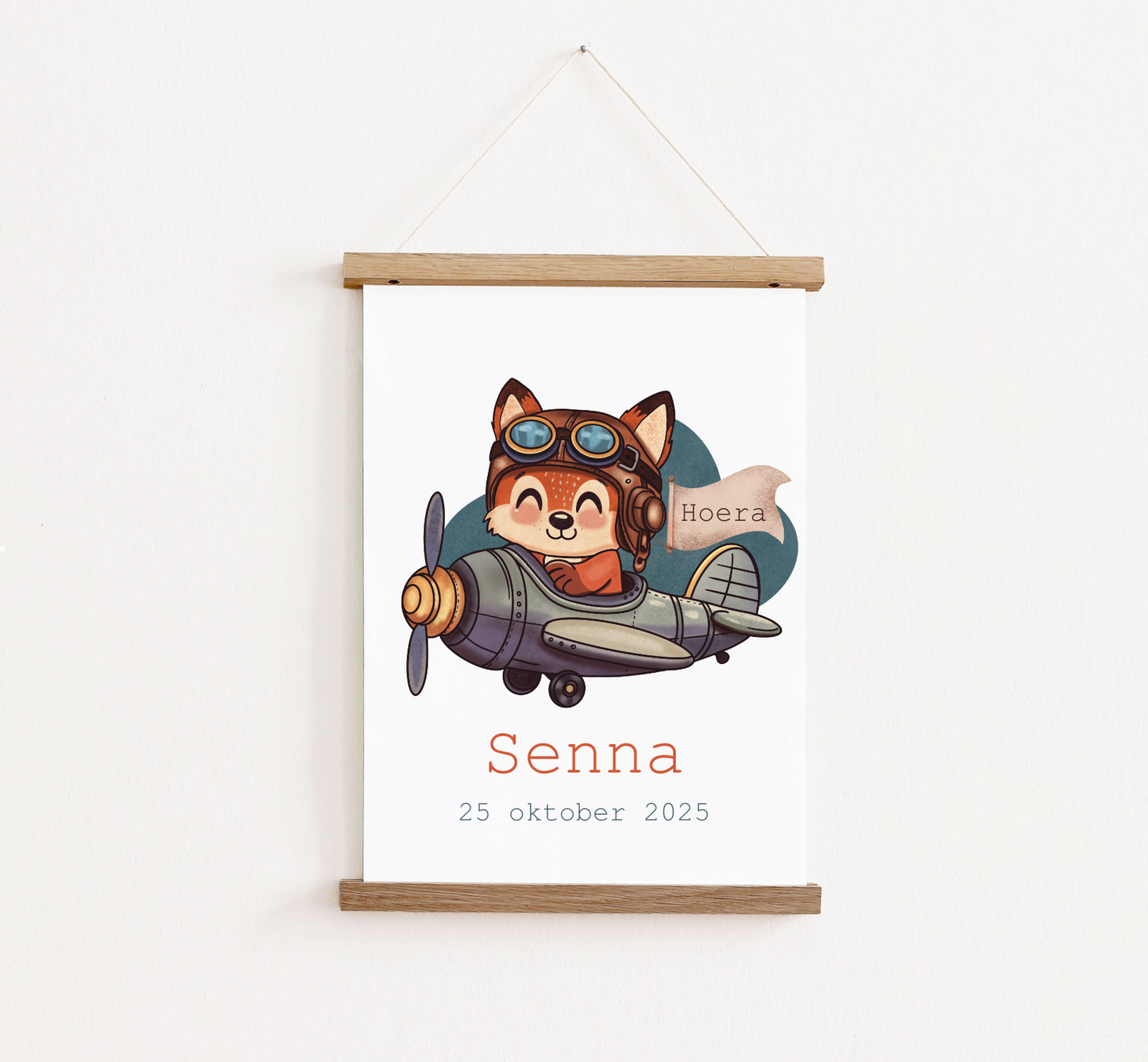 Poster met posterhangers, gepersonaliseerd met naam. Op de poster staat een vosje in een vliegtuig.