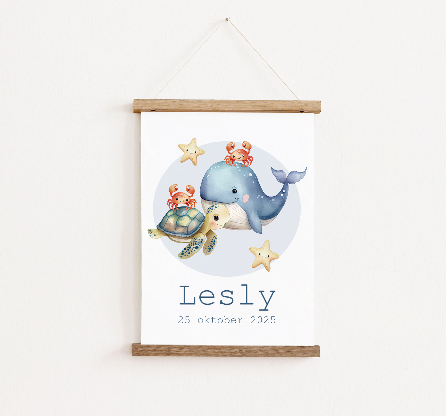 Poster met posterhangers, gepersonaliseerd met naam. Op de poster staat een walvis, schildpad en krab.