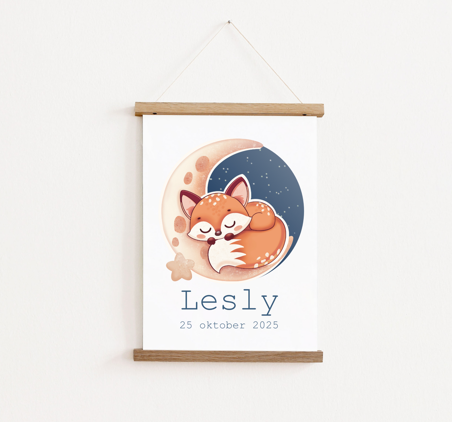 Poster met posterhangers, gepersonaliseerd met naam. Op de poster staat een vosje op de maan.
