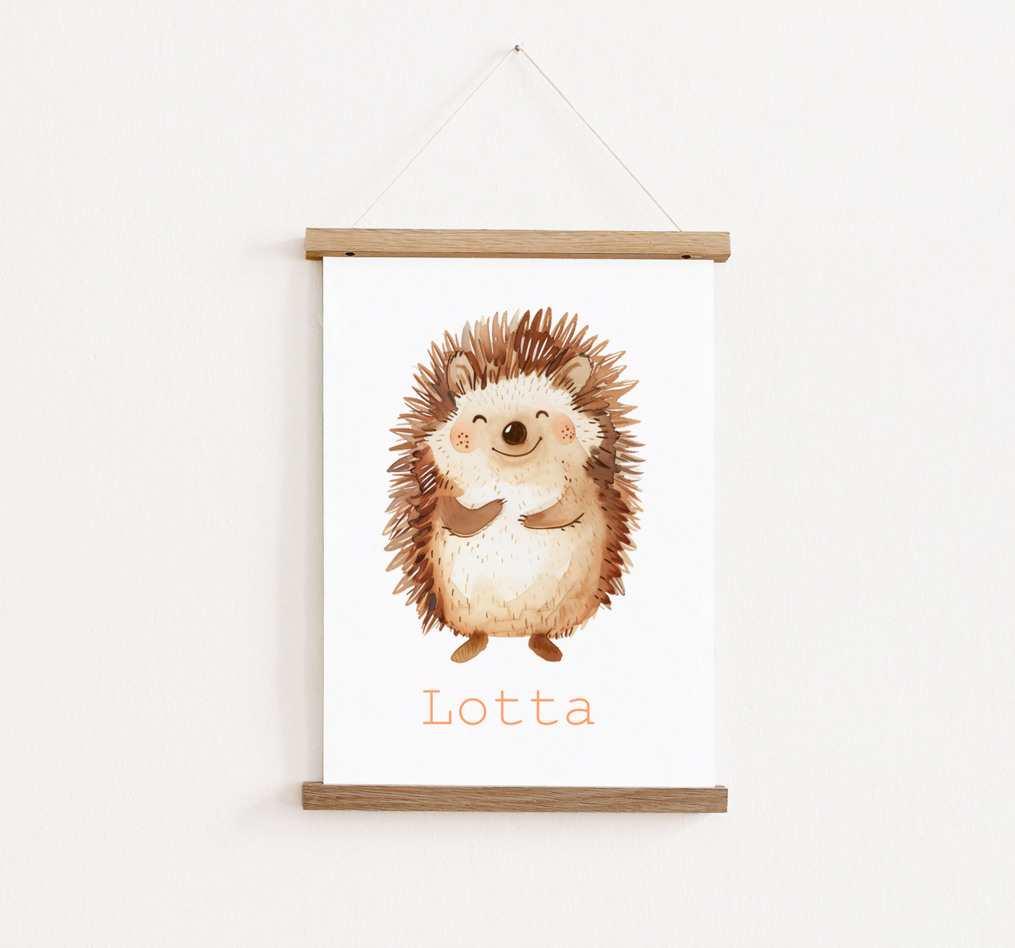 Poster met posterhangers, gepersonaliseerd met naam. Op de poster staat een egel.