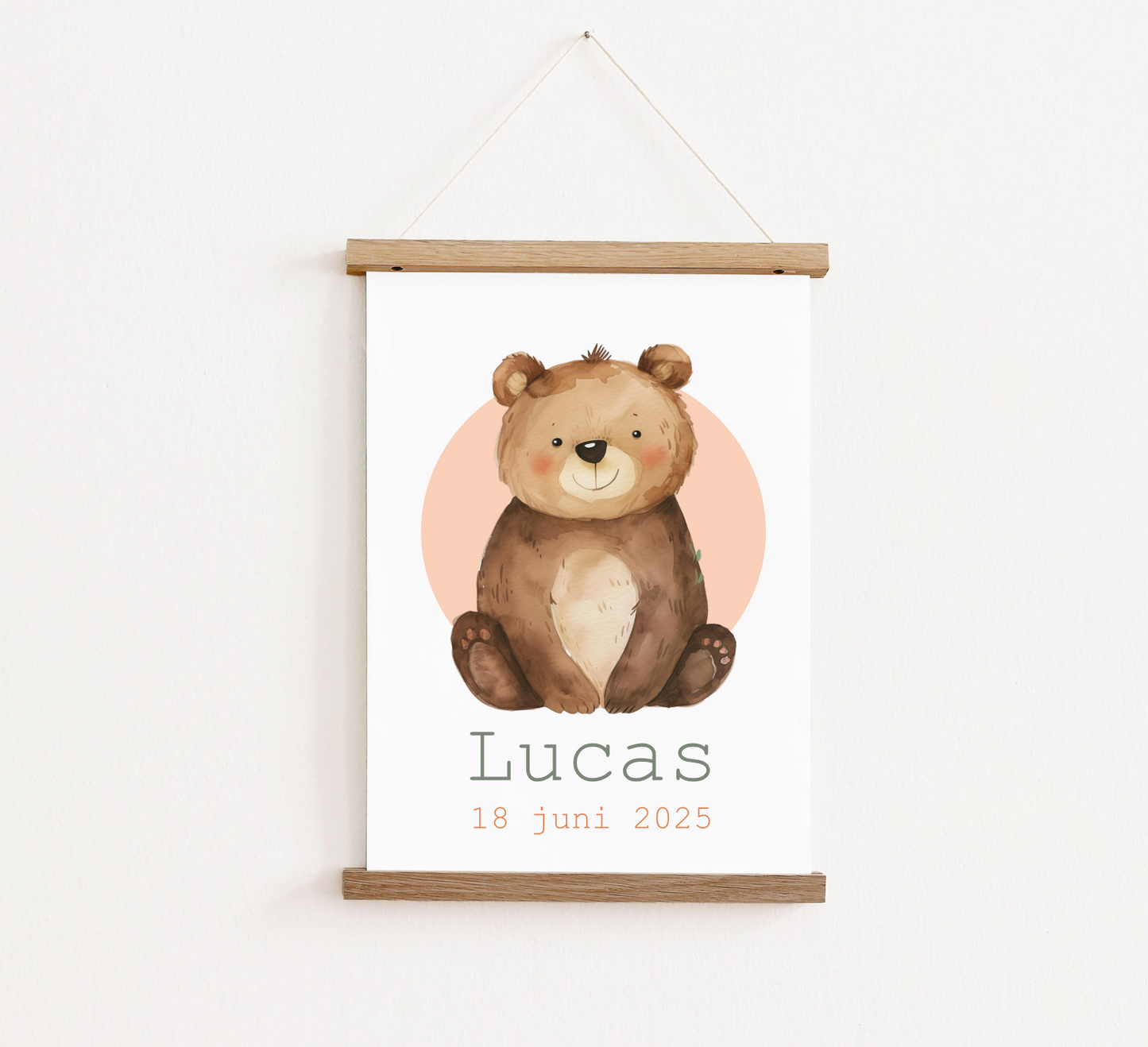 Poster met posterhangers, gepersonaliseerd met naam. Op de poster staat een beer