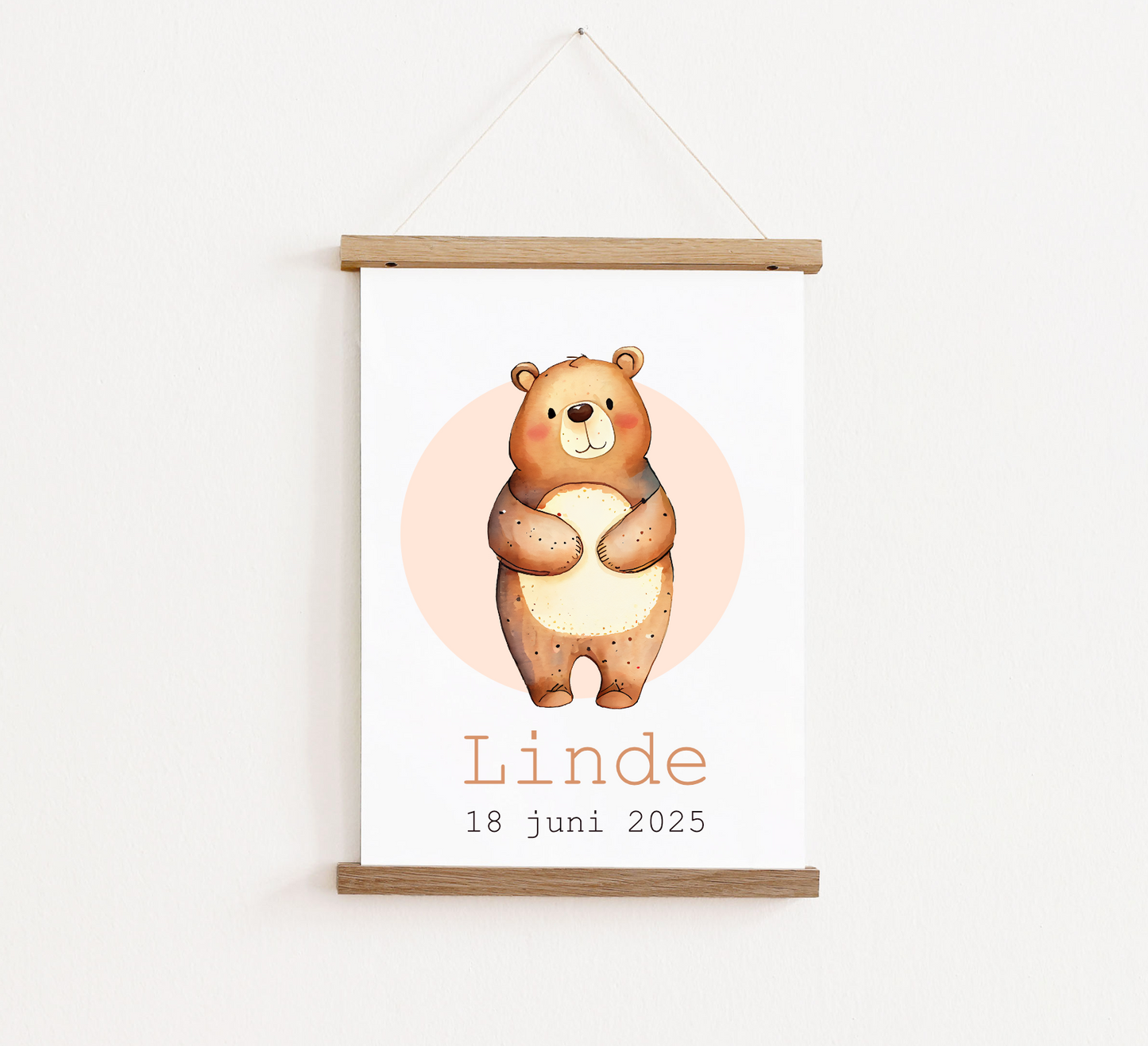 Poster met posterhangers, gepersonaliseerd met naam. Op de poster staat een beertje
