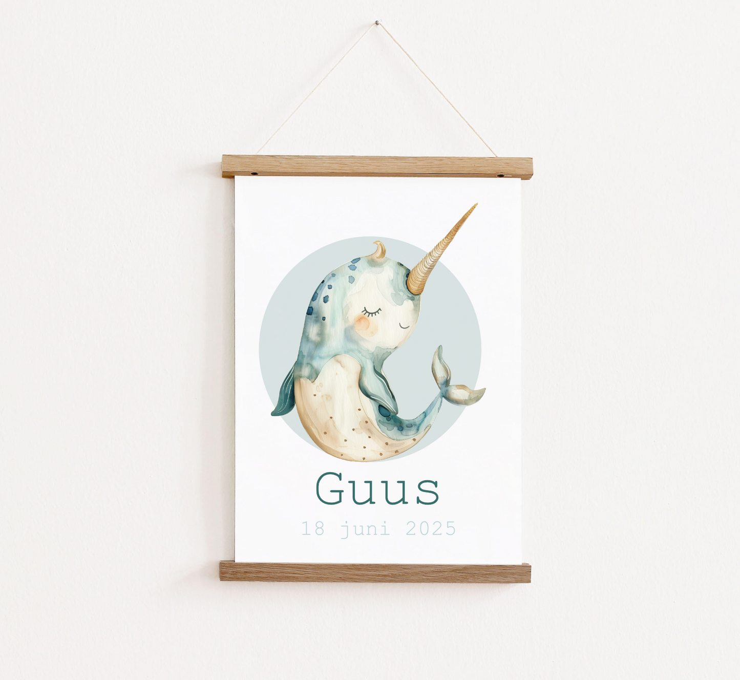 Poster met posterhangers, gepersonaliseerd met naam. Op de poster staat een Narwal