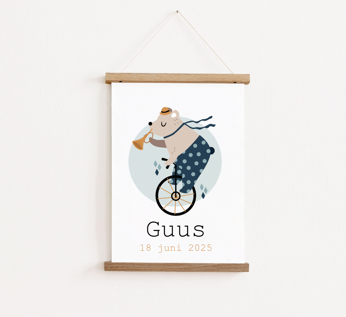 Poster met posterhangers, gepersonaliseerd met naam. Op de poster staat een circus beer op een eenwieler