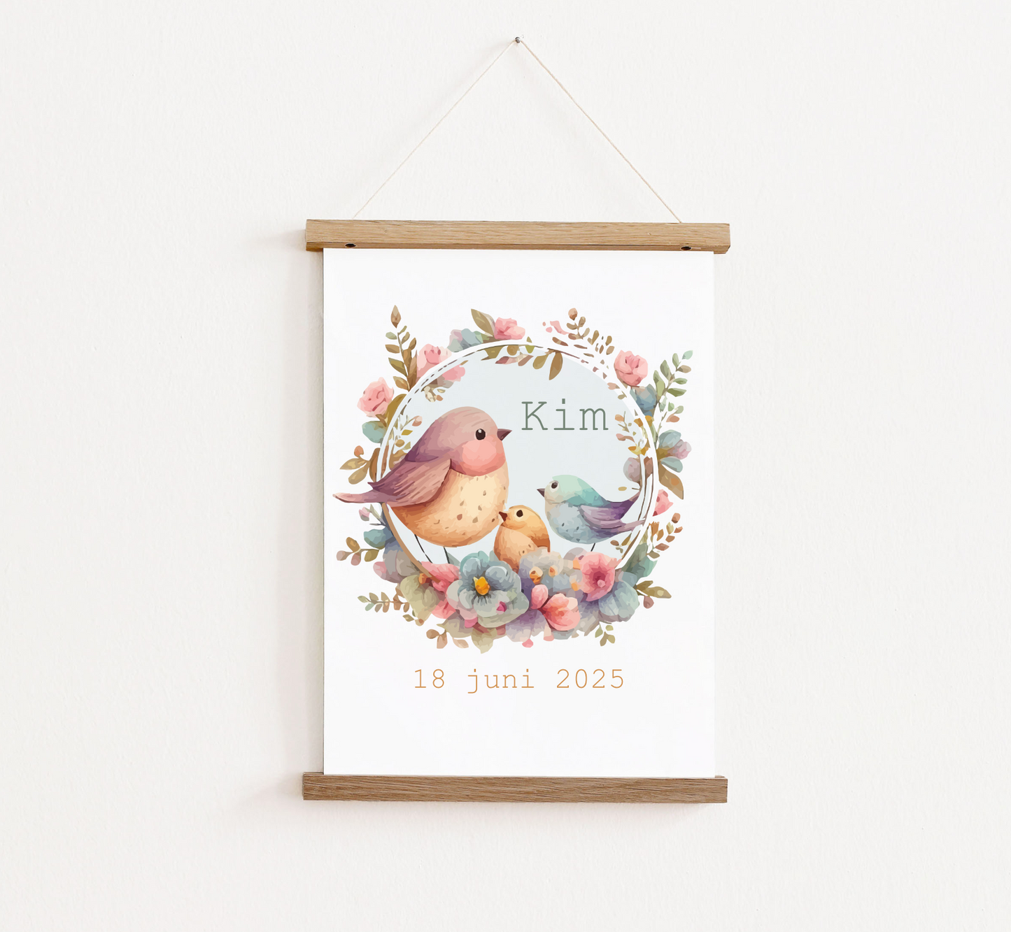 Poster met posterhangers, gepersonaliseerd met naam. Op de poster staan diverse vogeltjes.