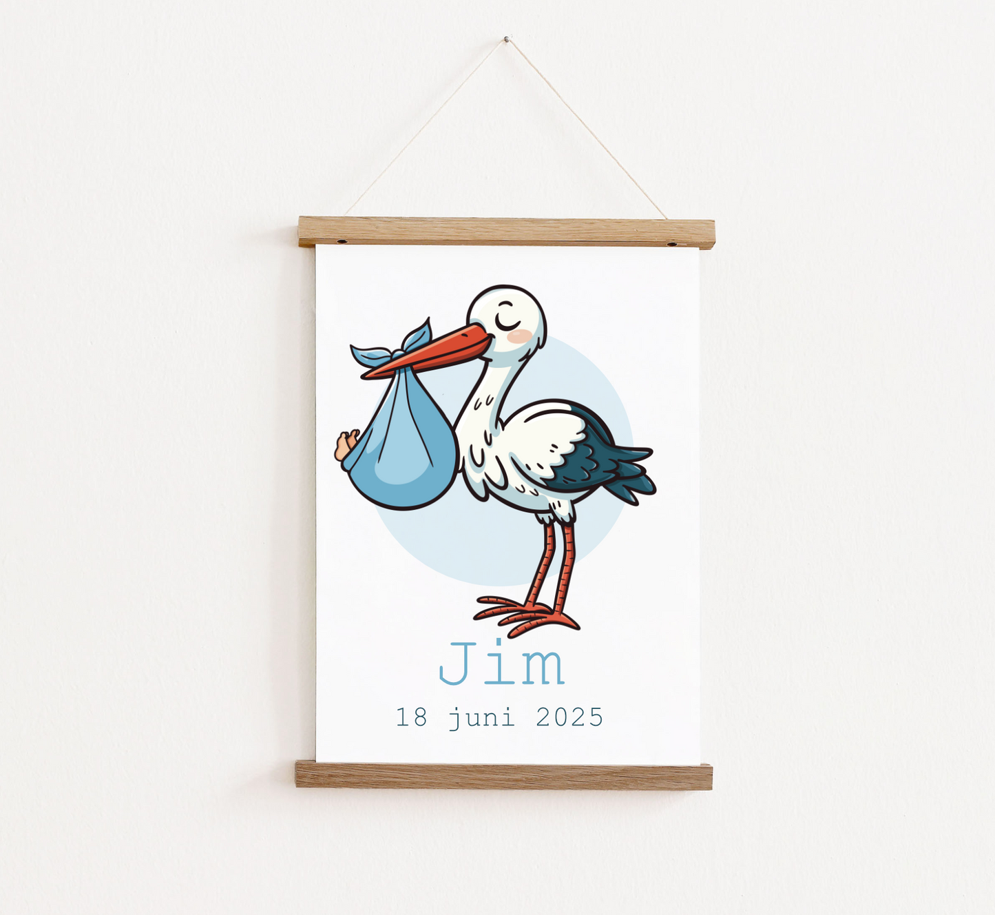 Poster met posterhangers, gepersonaliseerd met naam. Op de poster staat een ooievaar
