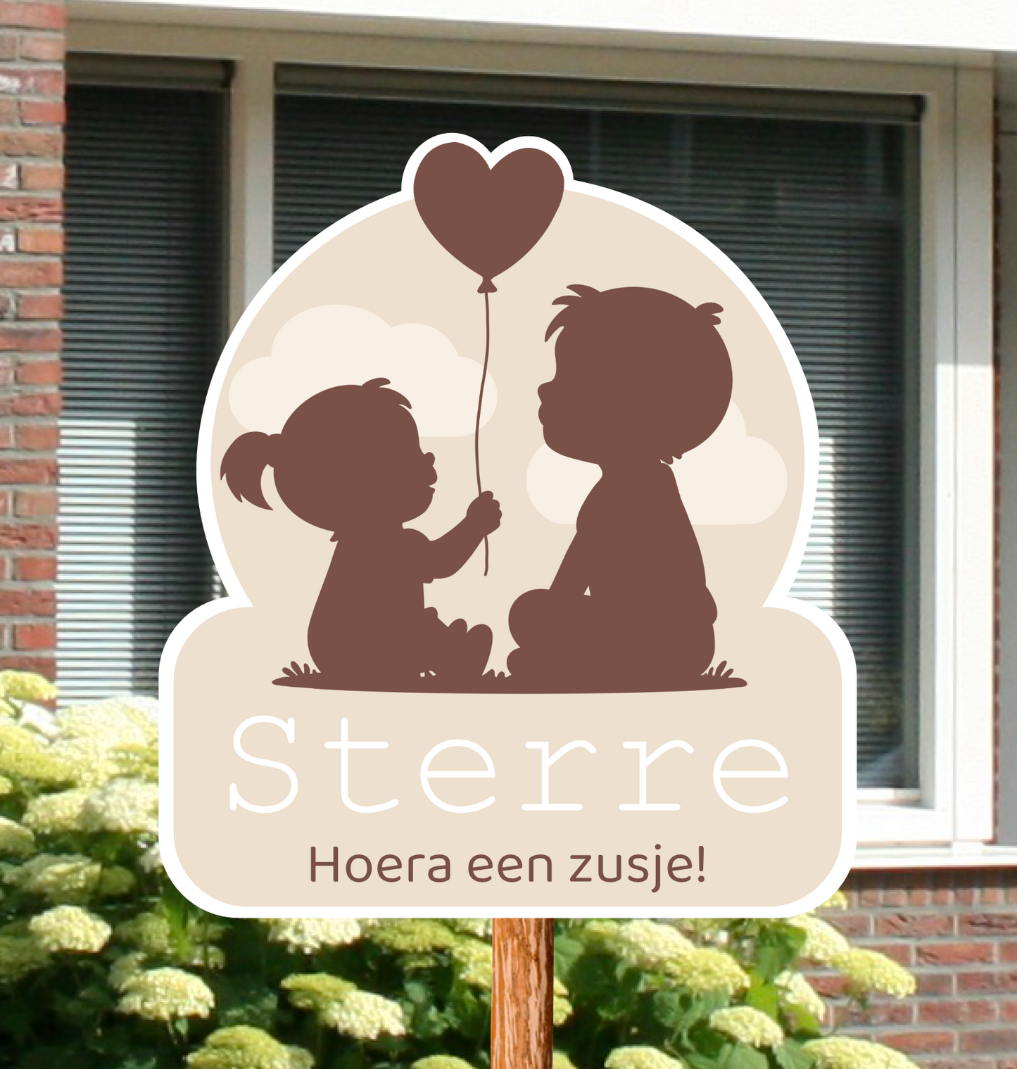 Geboortebord voor in de tuin met naam en de silhouetten van een jongentje met zijn zusje