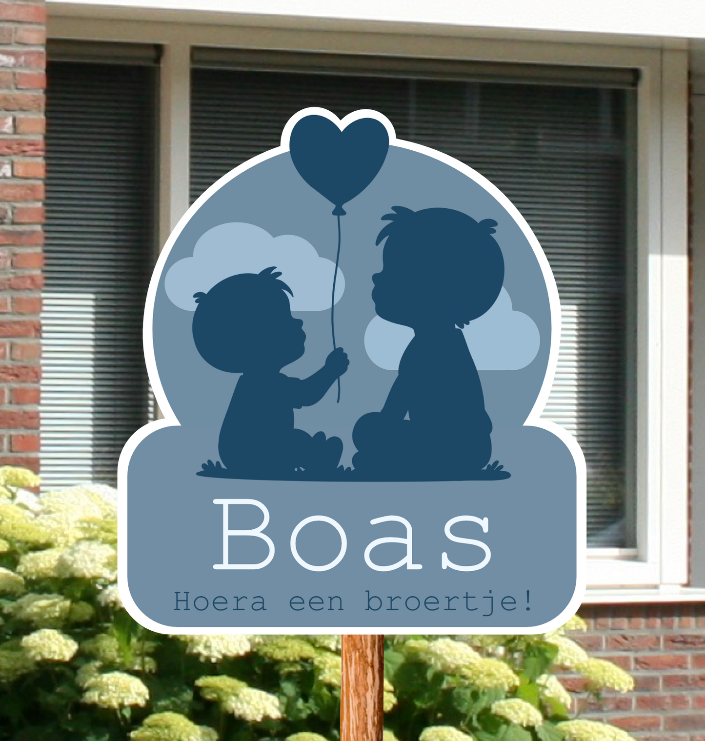 Geboortebord voor in de tuin met naam en de silhouetten van een jongentje met zijn broertje.