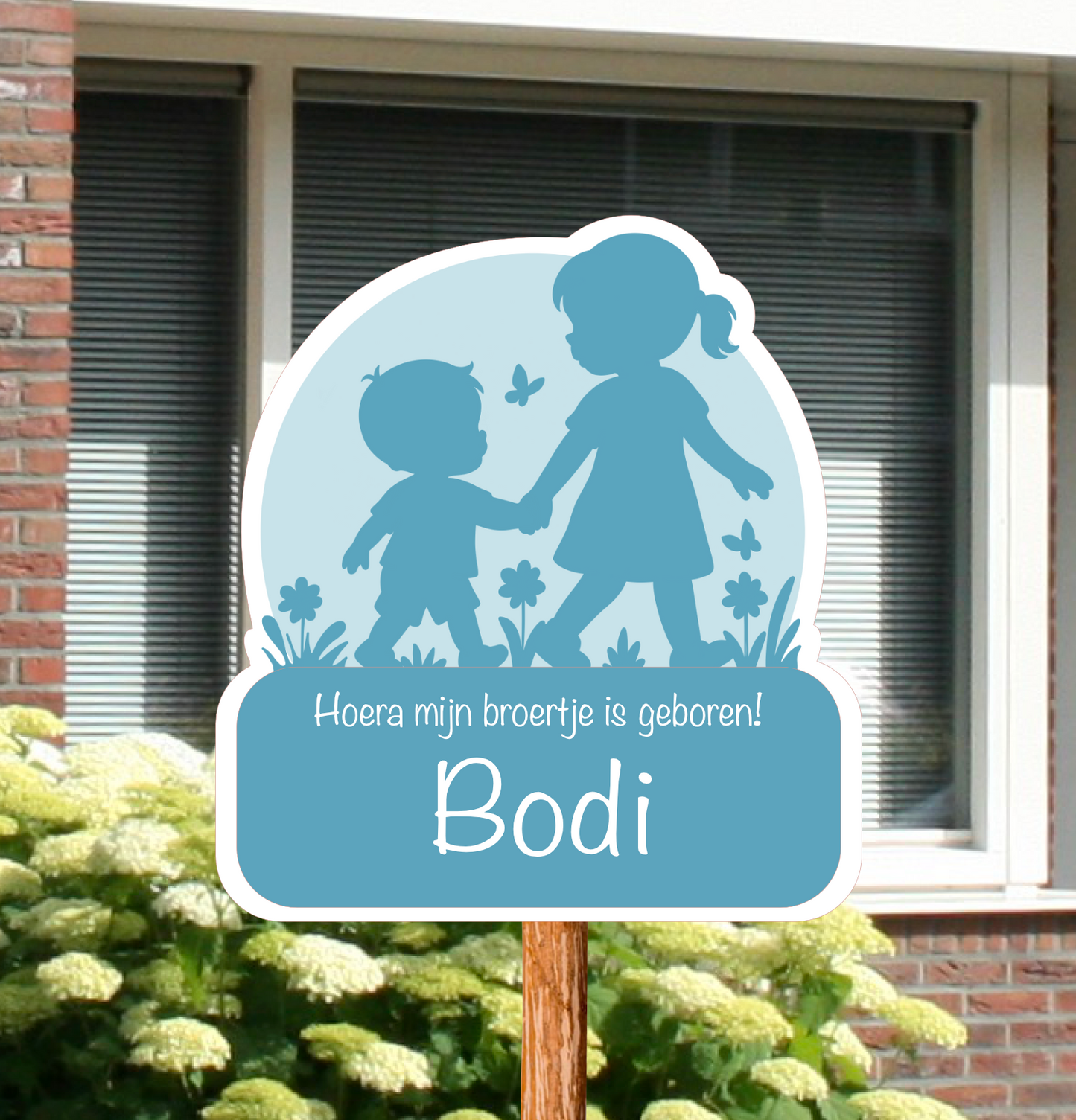 Geboortebord voor in de tuin met het silhouet van een jongetje/meisje, zus met broertje.