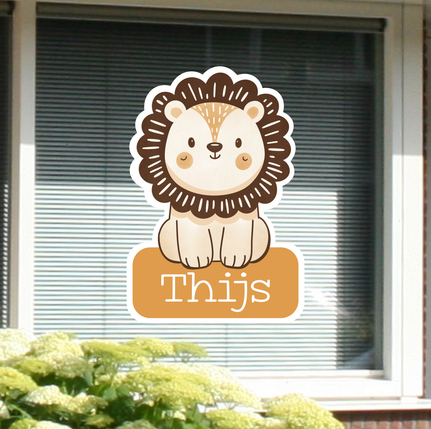 Geboortesticker voor op het raam met naam en de afbeelding van een leeuw.