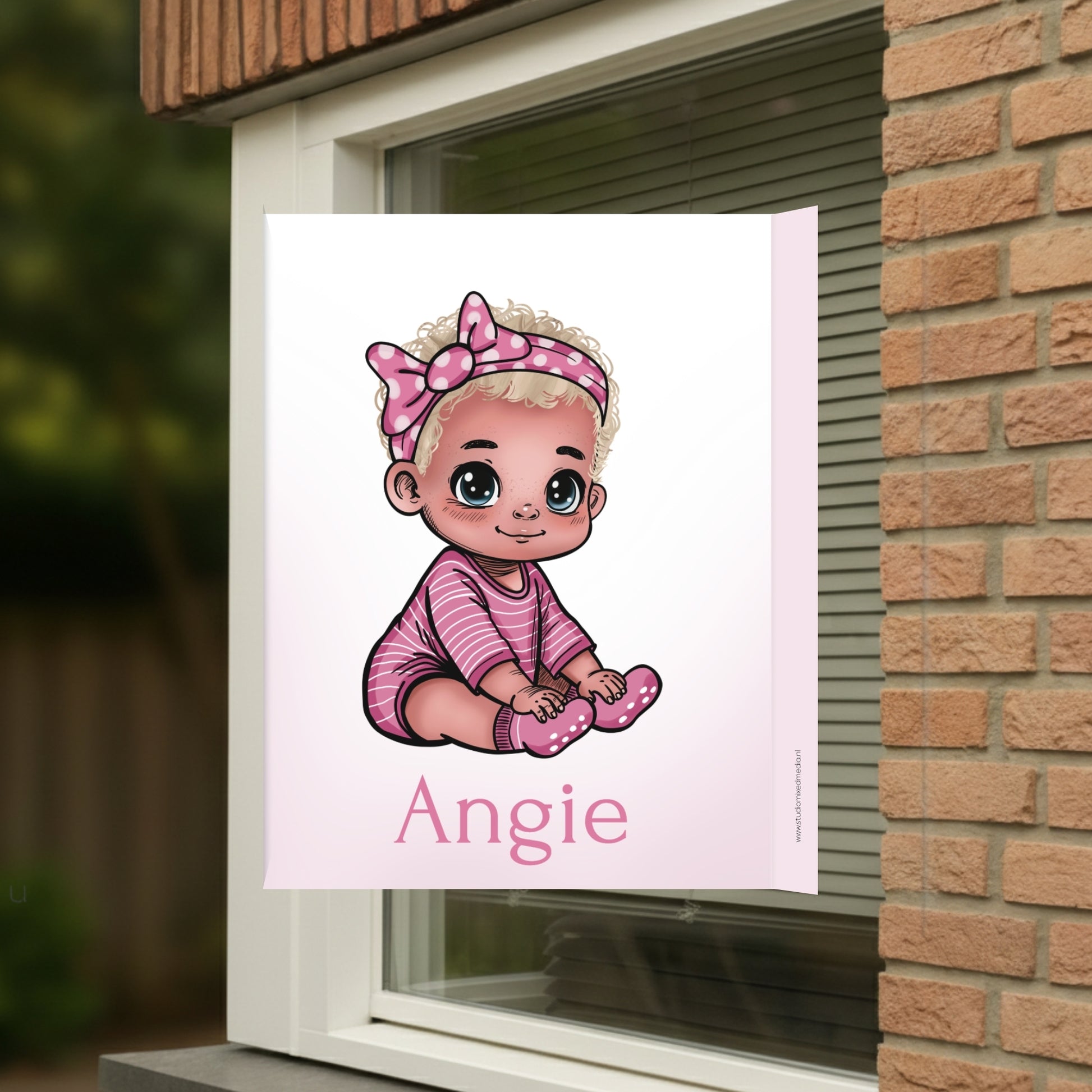 Geboortebord voor op het raam met naam en de afbeelding van een  schattig meisje.