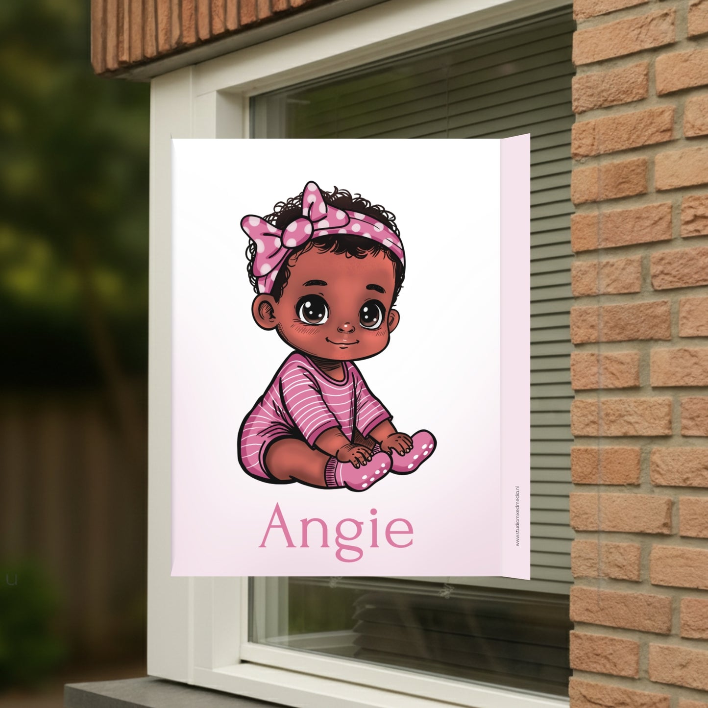 Geboortebord voor op het raam met naam en de afbeelding van een  schattig bruin meisje.