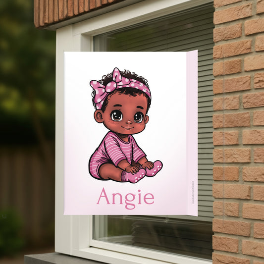 Geboortebord voor op het raam met naam en de afbeelding van een  schattig bruin meisje.
