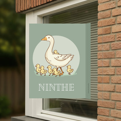 Geboortebord voor op het raam met naam en de afbeelding van een schattige familie ganzen.