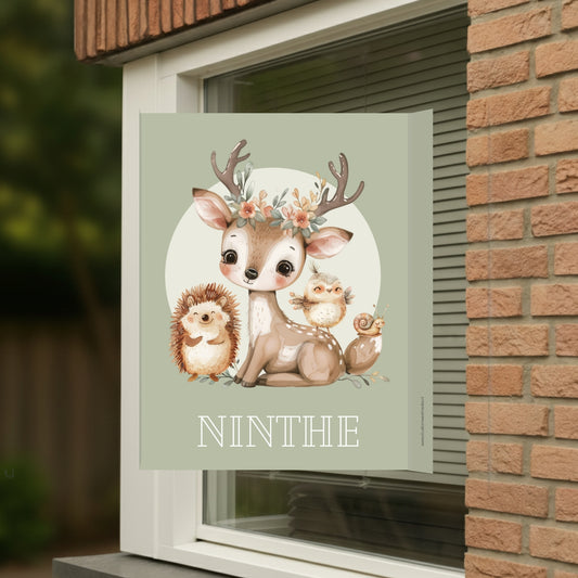 Geboortebord voor op het raam met naam en de afbeelding van een 
schattige bosdieren.