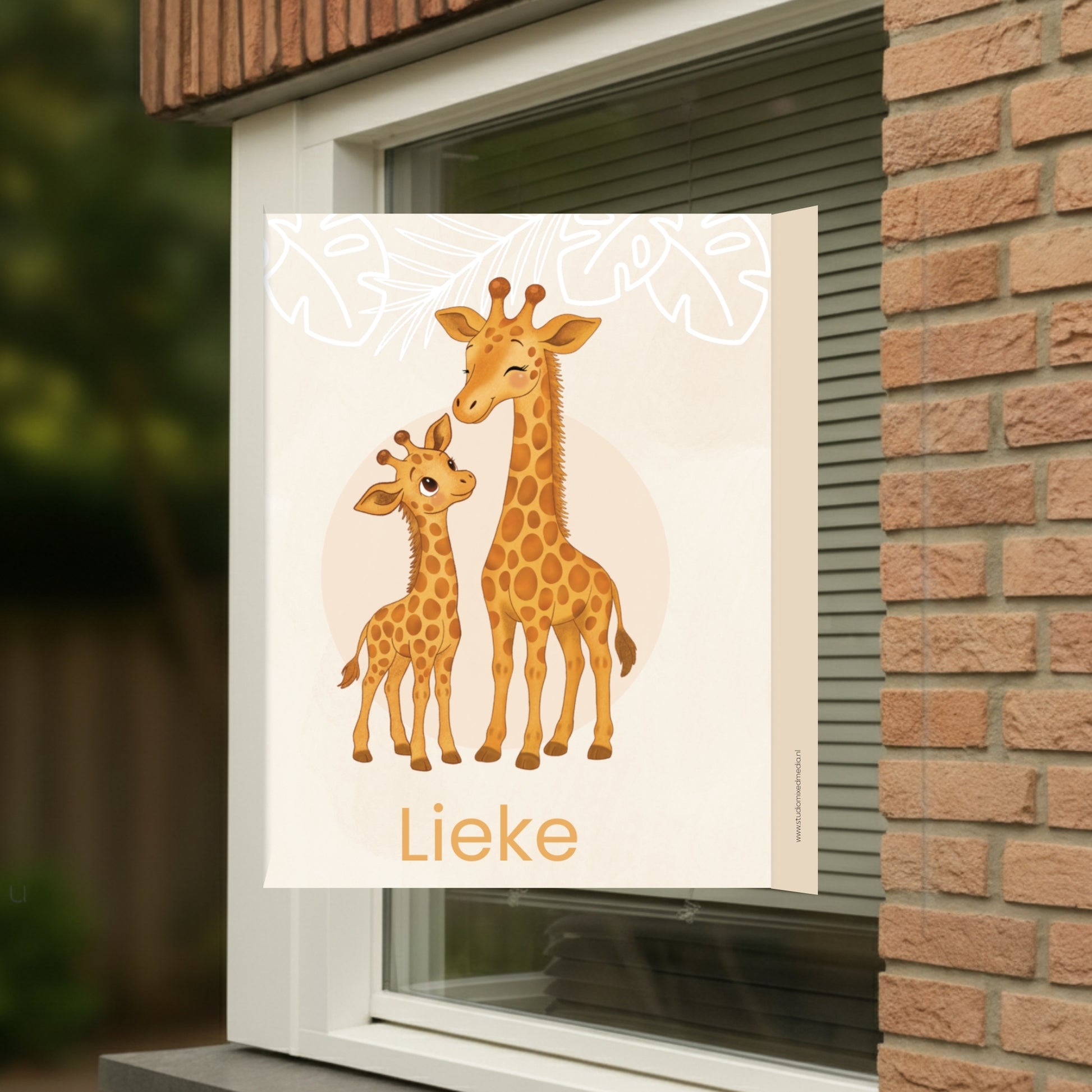 Geboortebord voor op het raam met naam en de afbeelding van een schattig girafje.