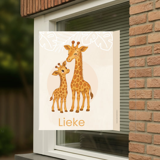 Geboortebord voor op het raam met naam en de afbeelding van een schattig girafje.
