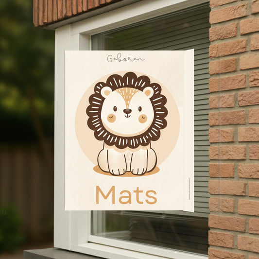 Geboortebord voor op het raam met naam en de afbeelding van een schattig leeuwtje.