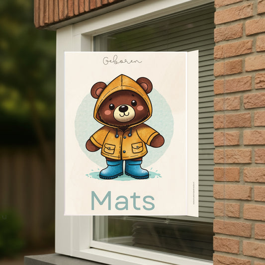 Geboortebord voor op het raam met naam en de afbeelding van een schattig beertje.