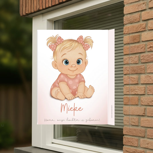 Geboortebord voor op het raam met naam en de afbeelding van een  schattig meisje.