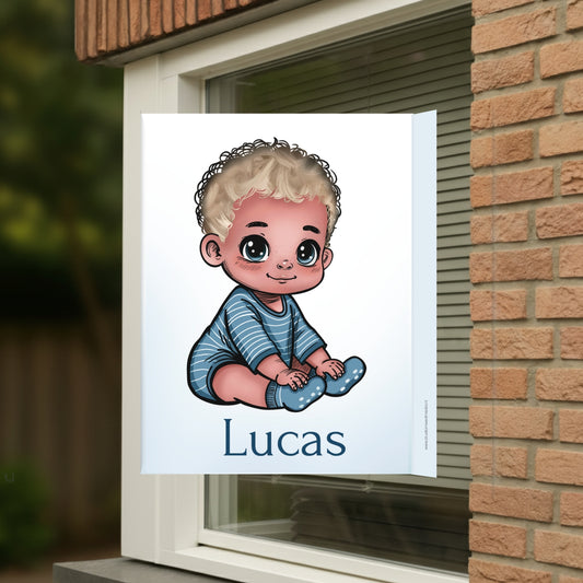 Geboortebord voor op het raam met naam en de afbeelding van een  schattig jongetje.