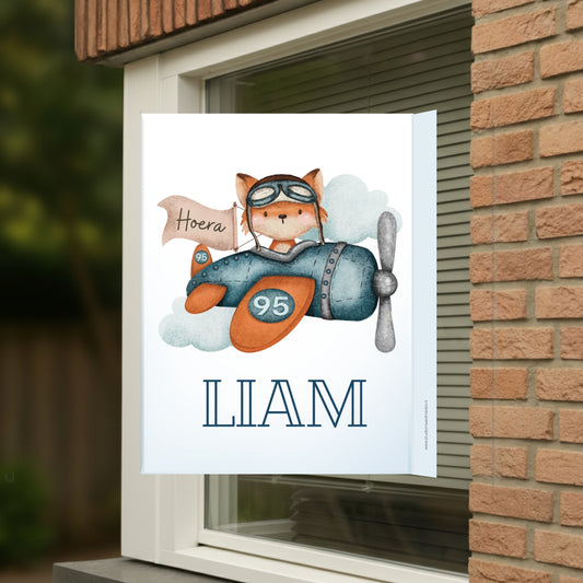 Geboortebord voor op het raam met naam en de afbeelding van een schattig vosje in een vliegtuig.