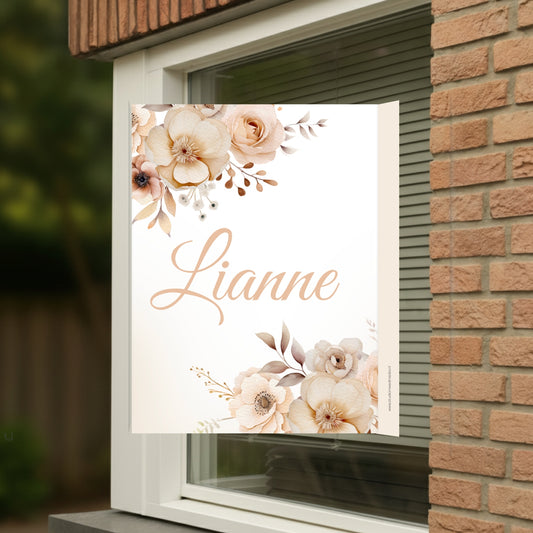 Geboortebord voor op het raam met naam en de afbeelding van een prachtige bloemen.