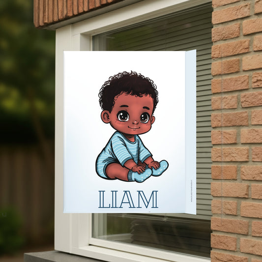Geboortebord voor op het raam met naam en de afbeelding van een  schattig bruin jongetje.