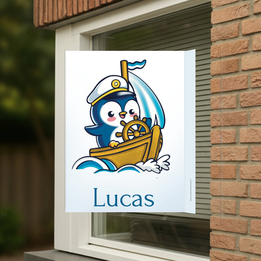Geboortebord voor op het raam met naam en de afbeelding van een 
schattige pinguin in een zeilbootje