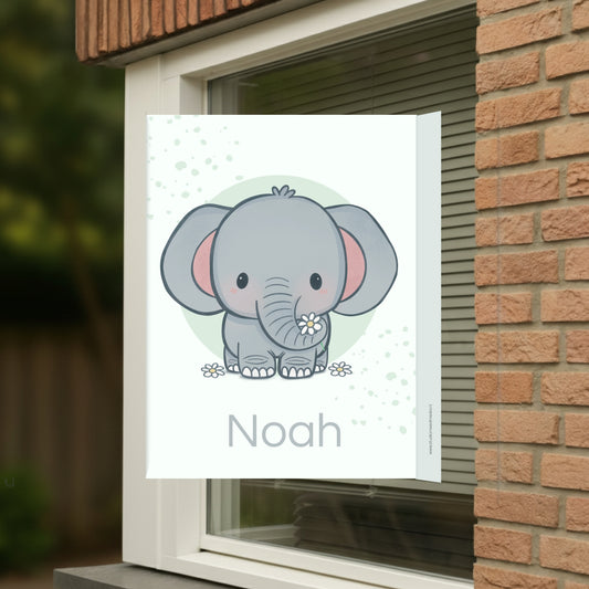 Geboortebord voor op het raam met naam en de afbeelding van een schattig olifantje