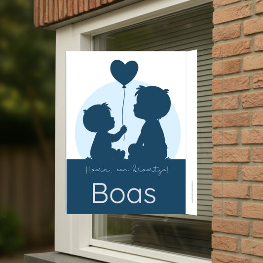 Geboortebord voor op het raam met een silhouet van een broer met zijn broertje.