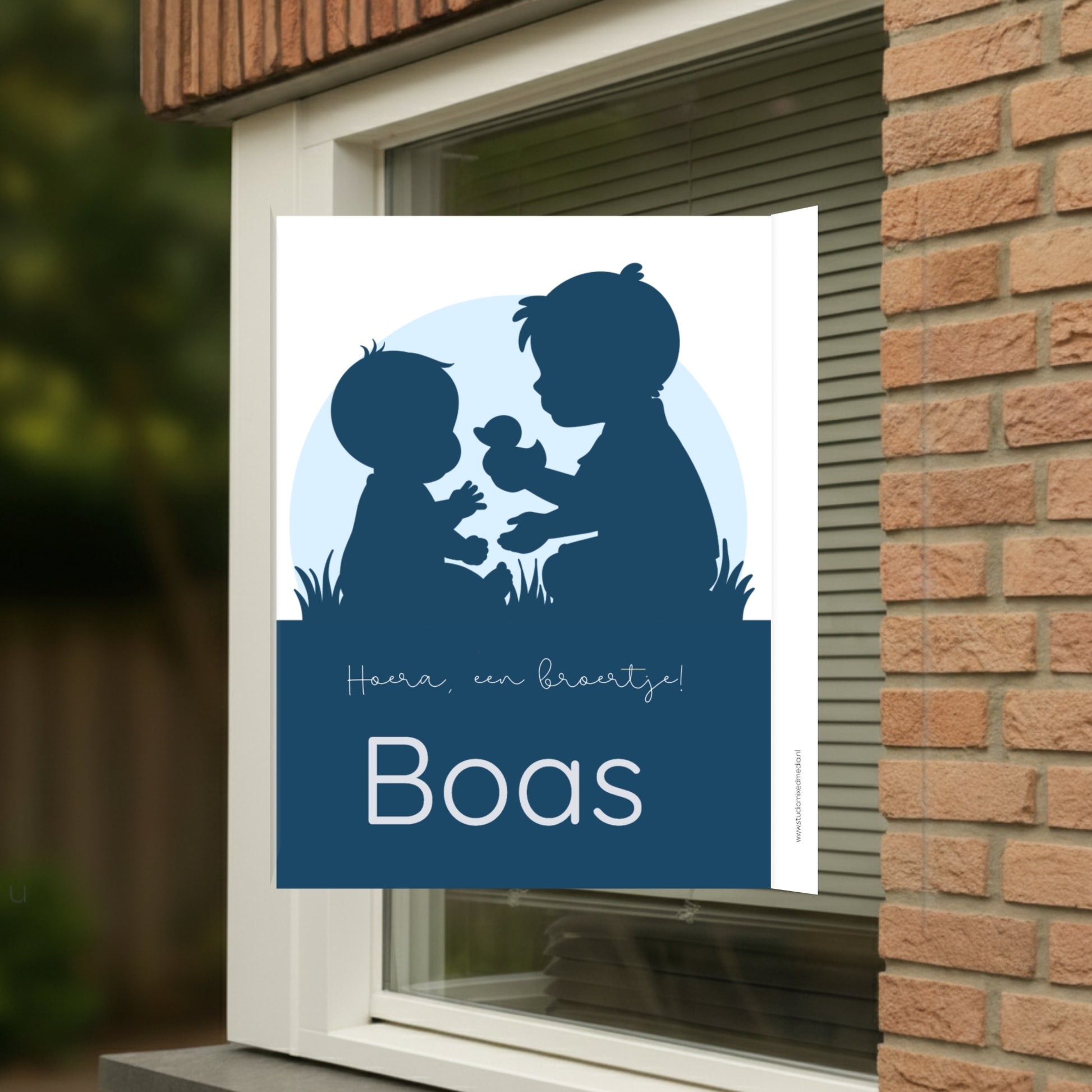 Geboortebord voor op het raam met een silhouet van een broer met zijn broertje.