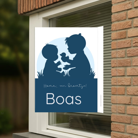 Geboortebord voor op het raam met een silhouet van een broer met zijn broertje.