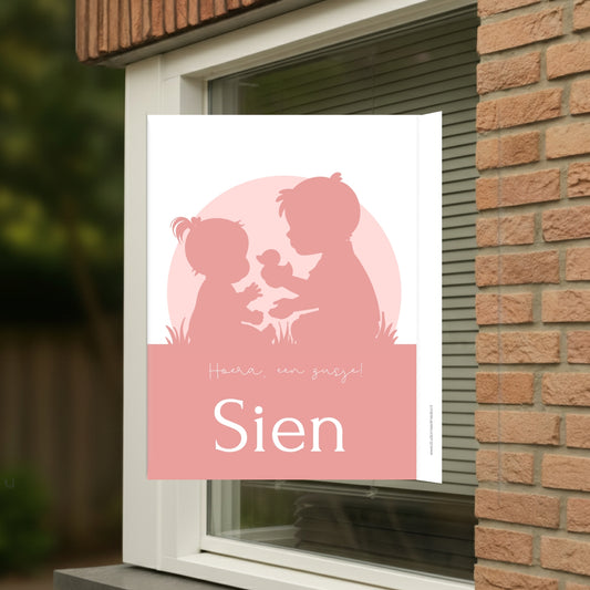 Geboortebord voor op het raam met een silhouet van een broertje met zijn zusje.