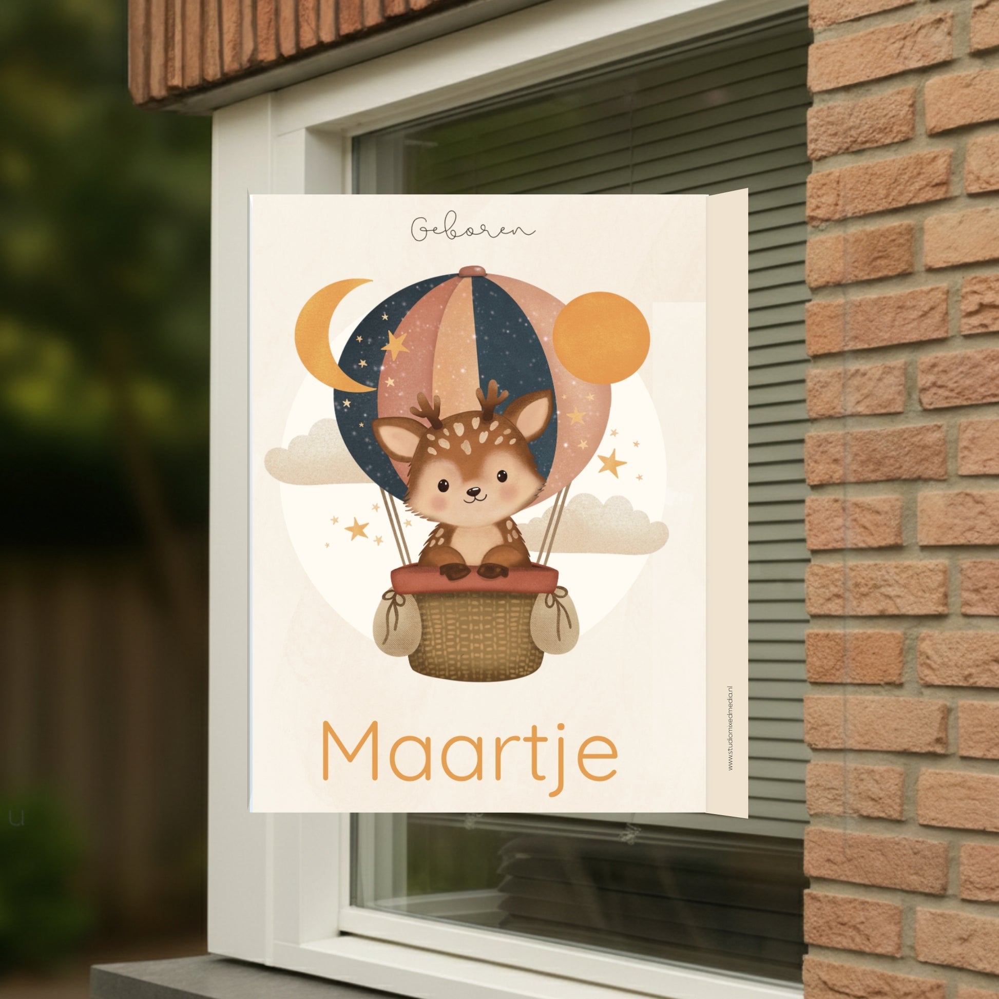 Geboortebord voor op het raam met naam en de afbeelding van een schattig hertje in een luchtballon