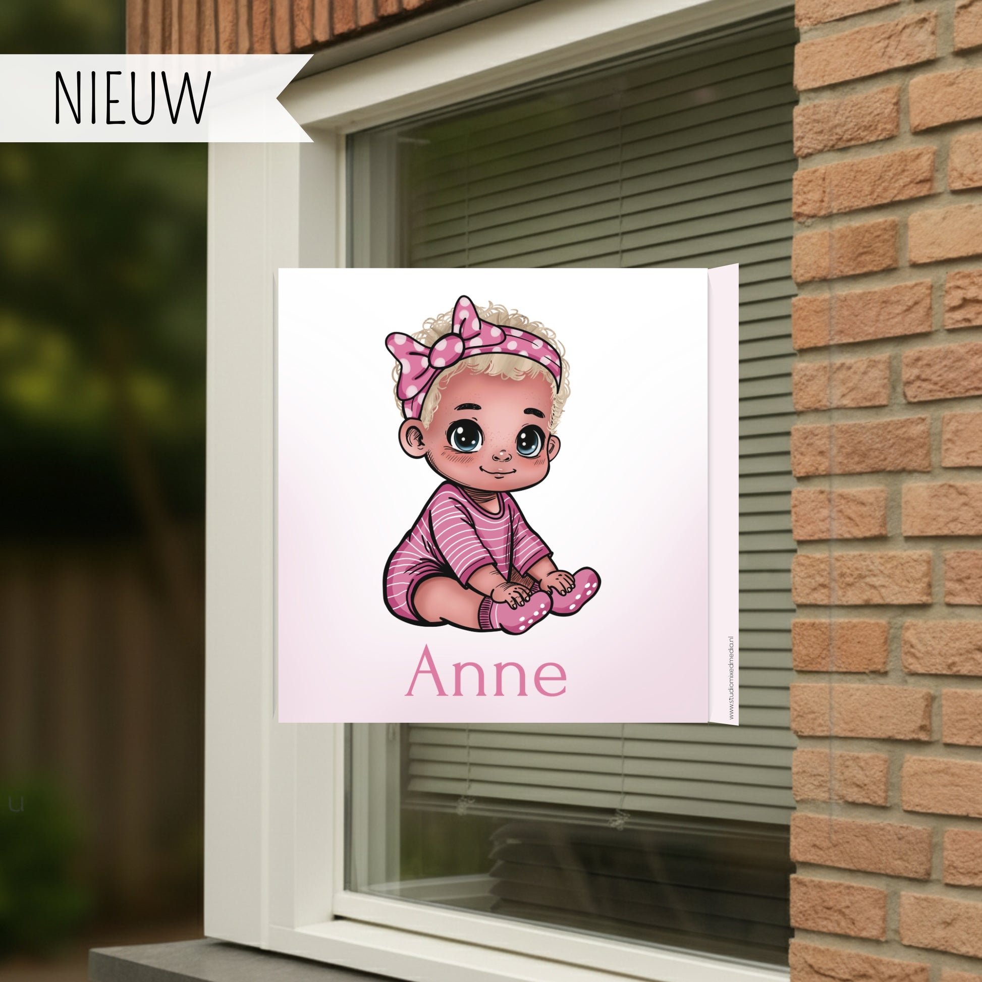 Geboortebord voor op het raam met een schattig meisje