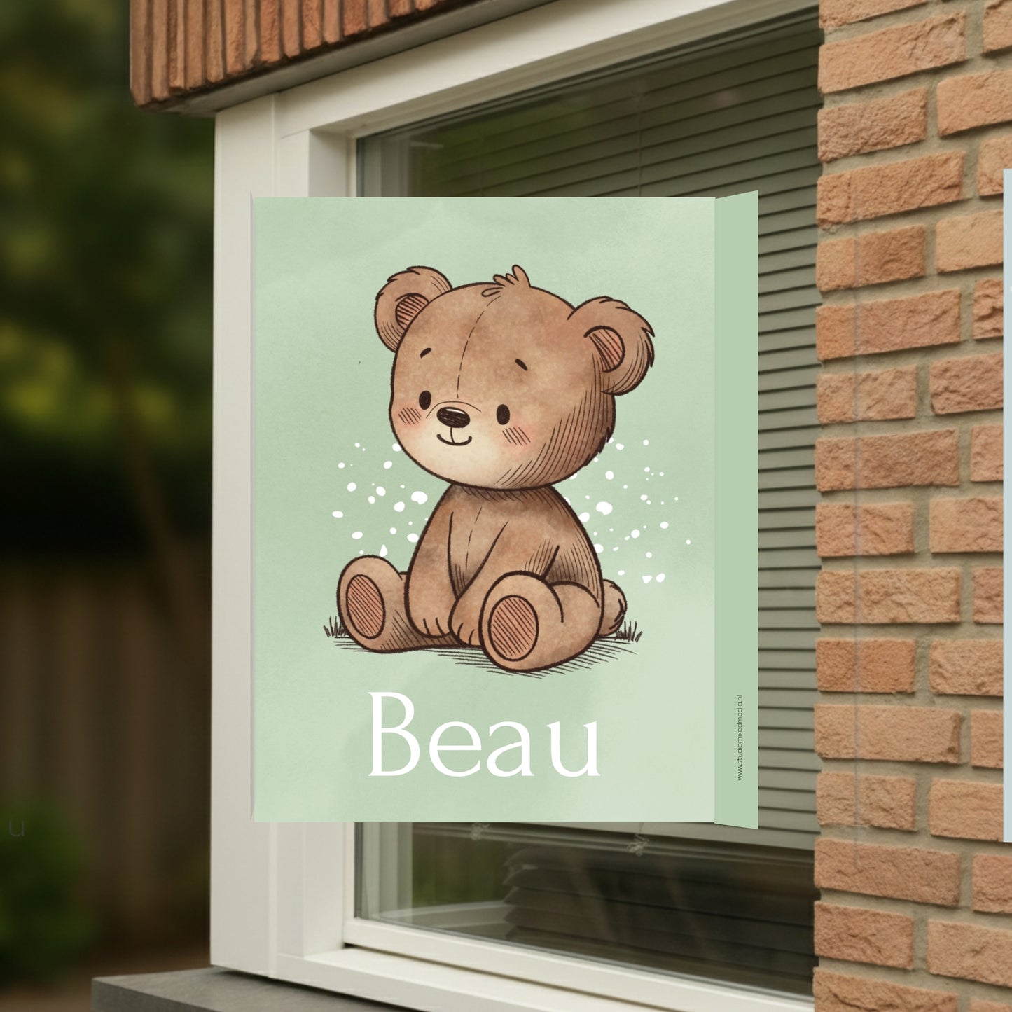 Geboortebord voor op het raam met naam en de afbeelding van een schattig beertje.