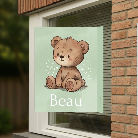 Geboortebord voor op het raam met naam en de afbeelding van een schattig beertje.