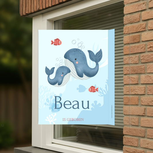 Geboortebord voor op het raam met naam en de afbeelding van een schattig  walvis.