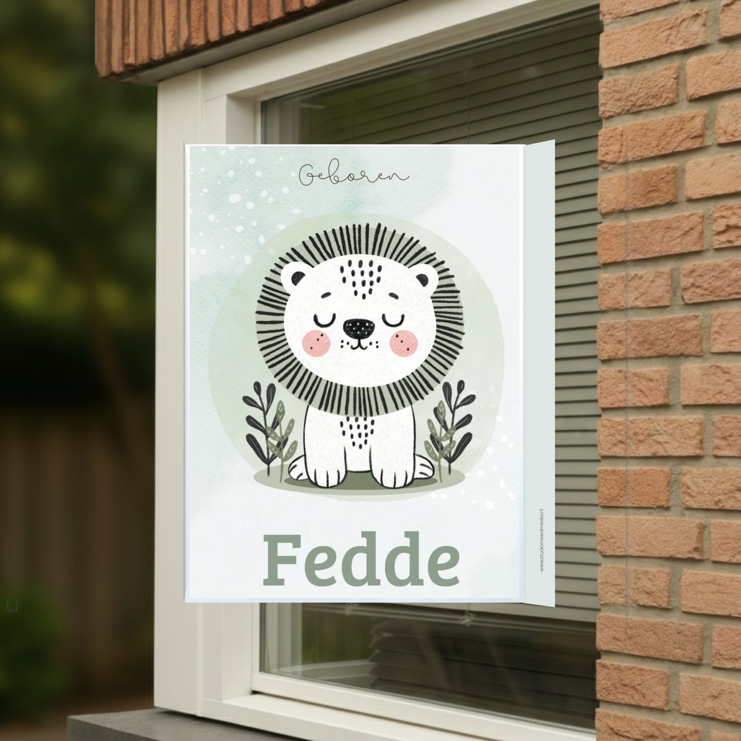 Geboortebord voor op het raam met naam en de afbeelding van een schattig leeuwtje.
