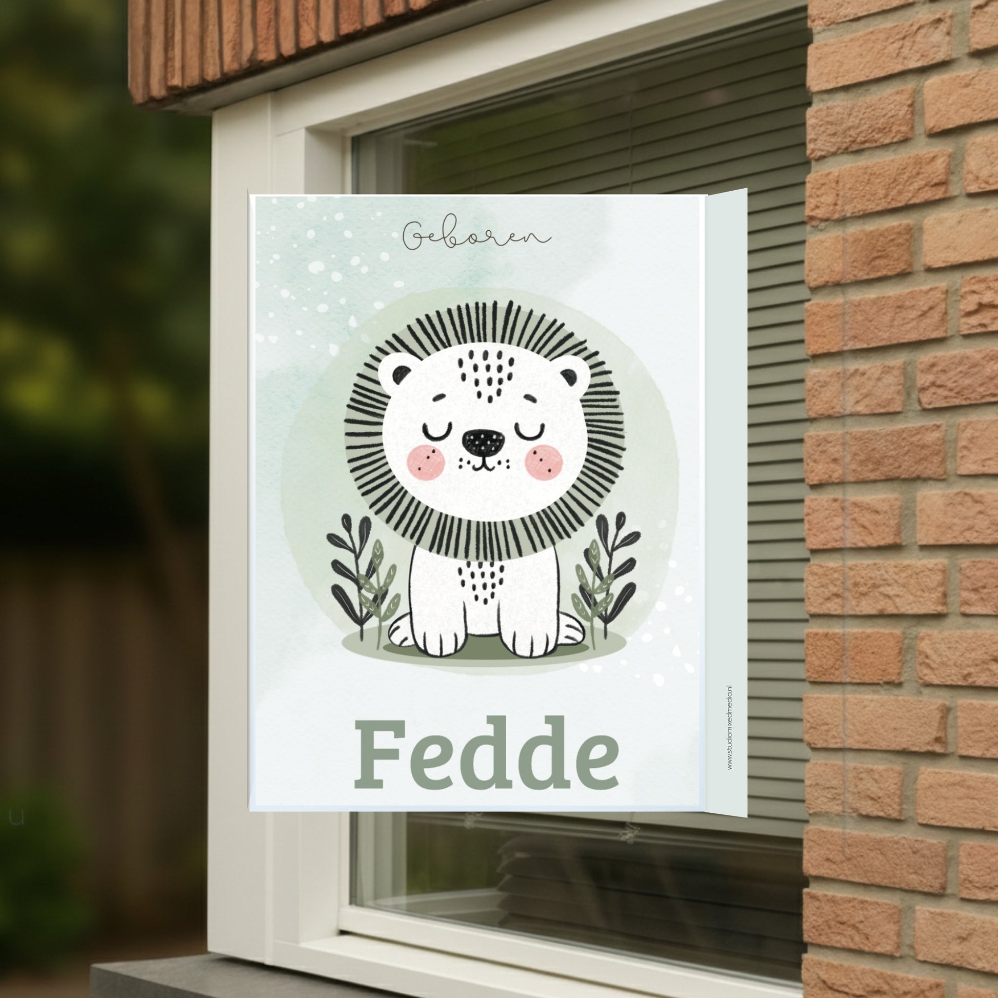 Geboortebord voor op het raam met naam en de afbeelding van een schattig leeuwtje.